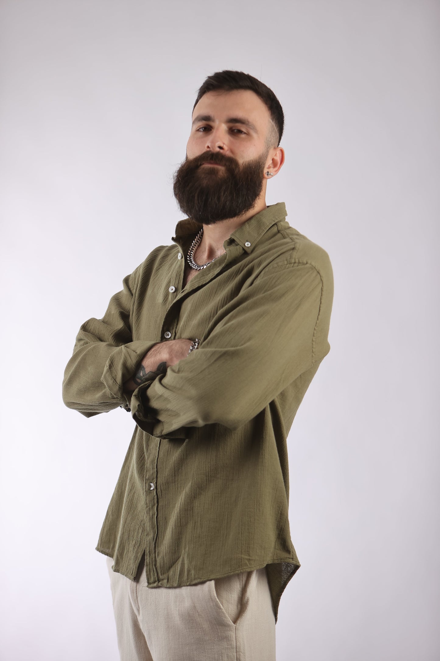Guesto shirt in olive green, made from 100% cotton for comfort and durability.