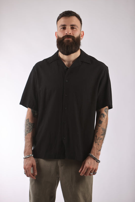 Guesto shirt in black, short-sleeve, 100% cotton, perfect for any occasion.