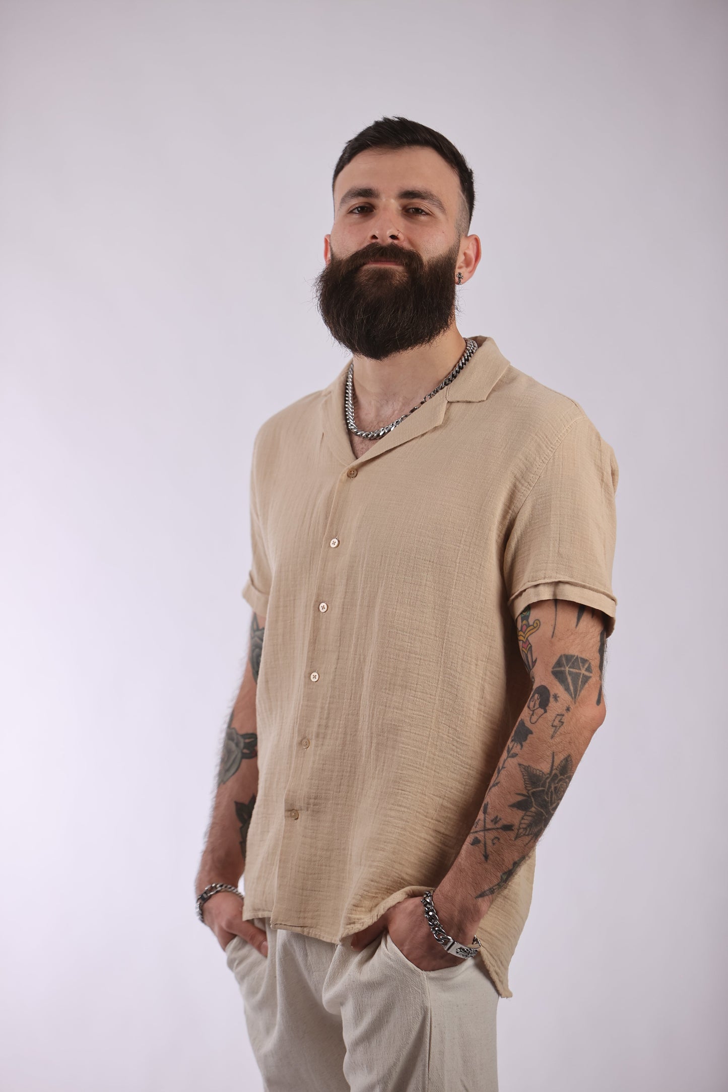 Marrakech shirt made from 100% cotton, featuring a classic design for comfort and style.