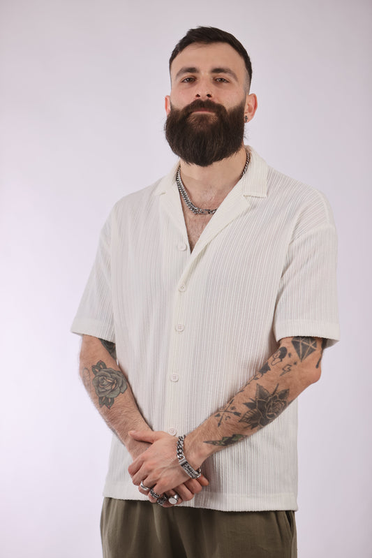 Marrakech shirt in white, short-sleeved, worn by a model with tattoos and beard.