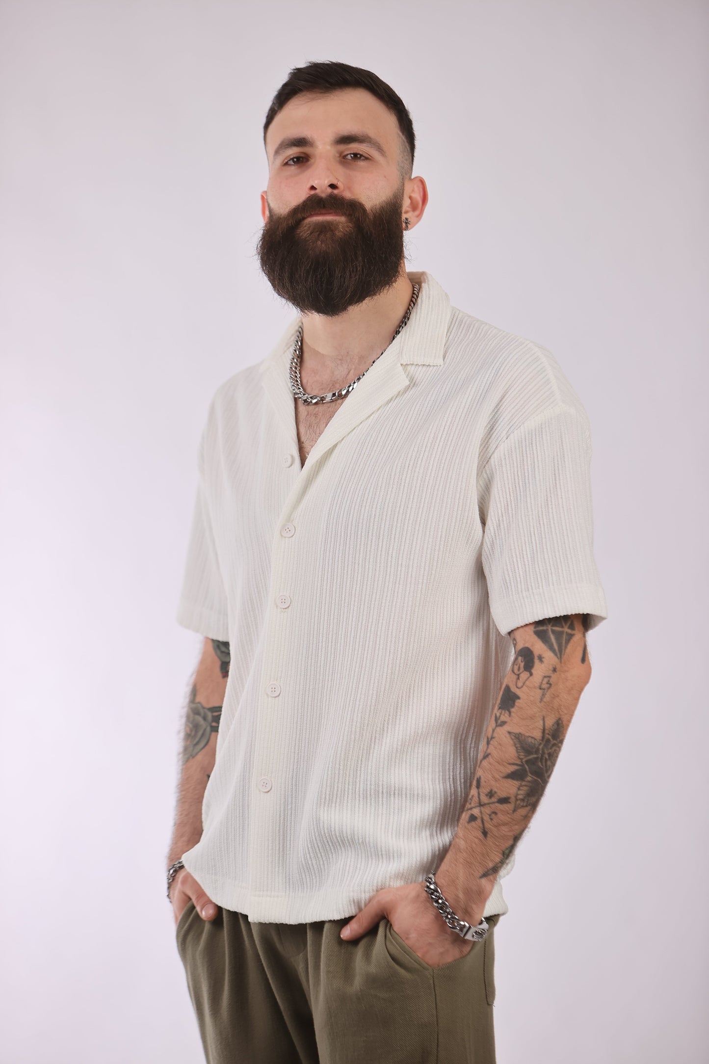 Marrakech shirt with short sleeves, offering comfort and flexibility, ideal for active individuals.
