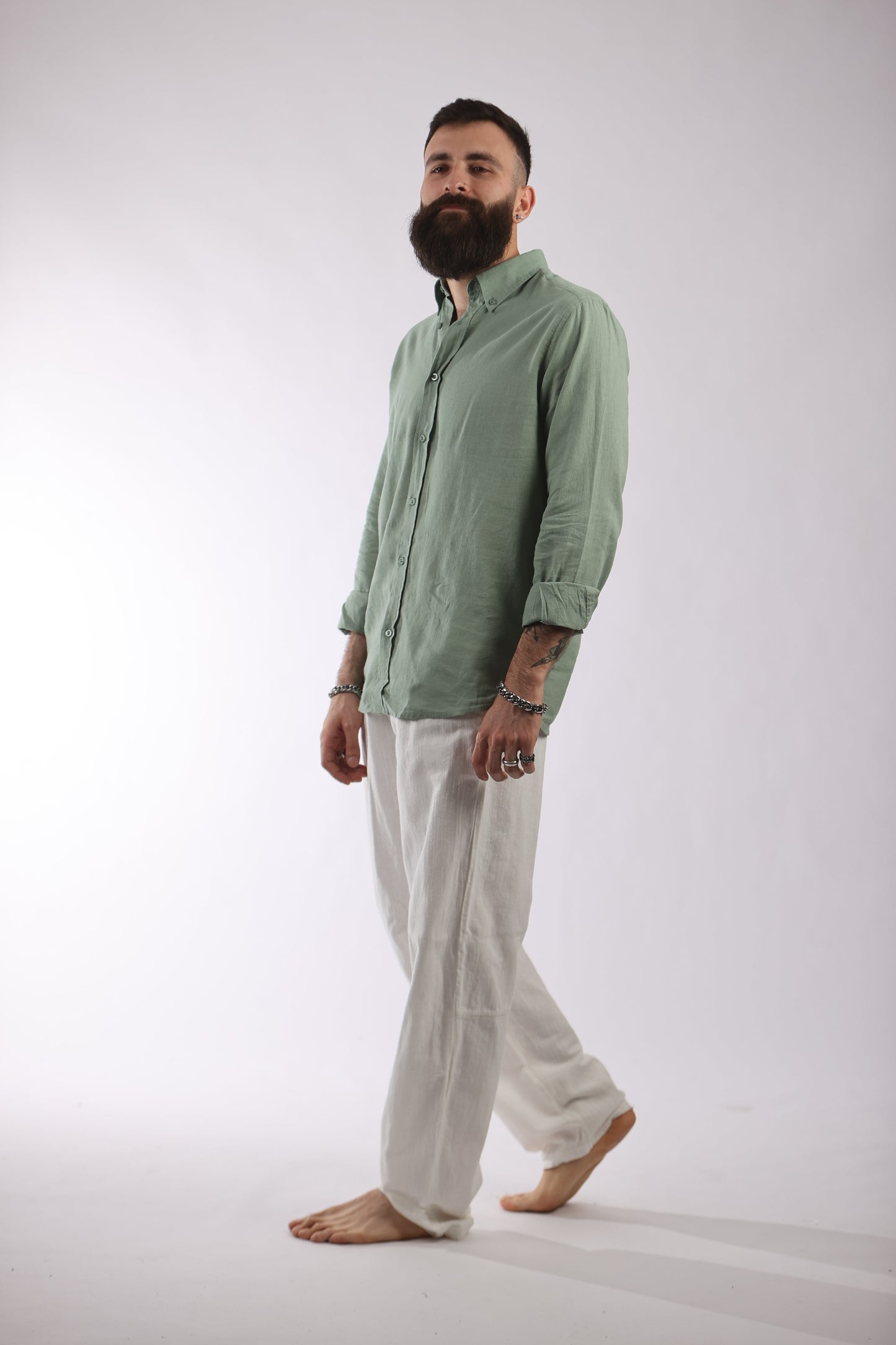 Guesto pant in white cotton with side logo, offering comfort and breathability.