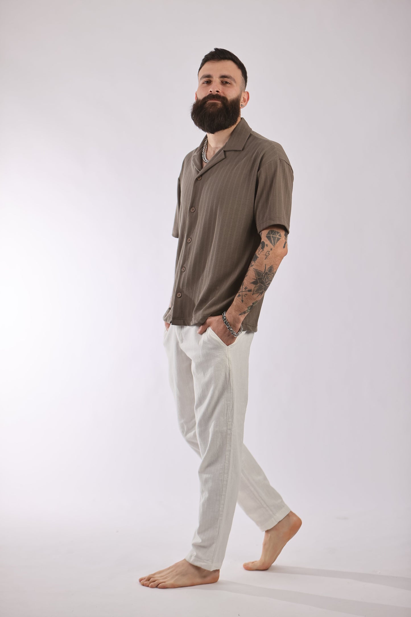 Guesto pant made from 100% cotton for breathable comfort.