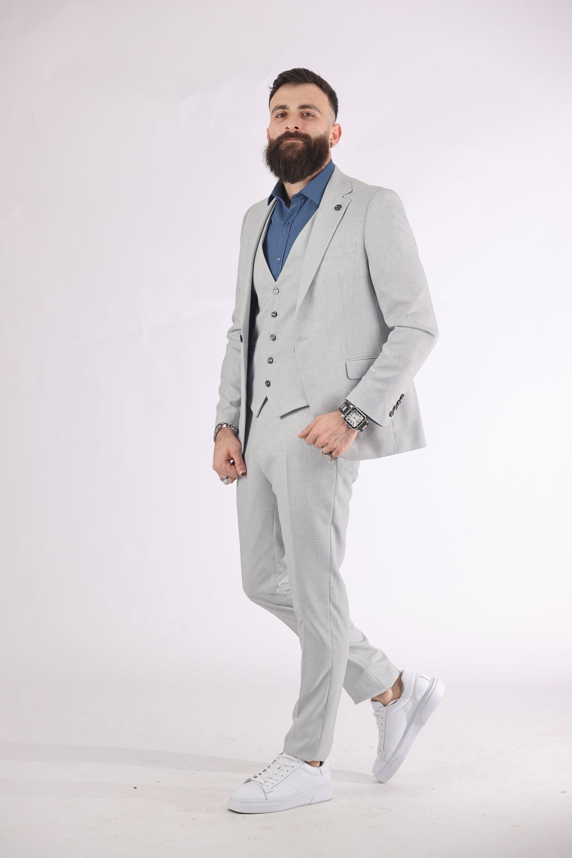 Emilio Sageza suit for men in light gray with Morenzo shirt, showcasing modern elegance.
