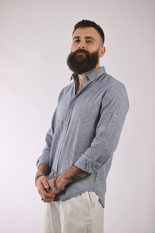 Man wearing a blue Everhold shirt made of linen and cotton blend.