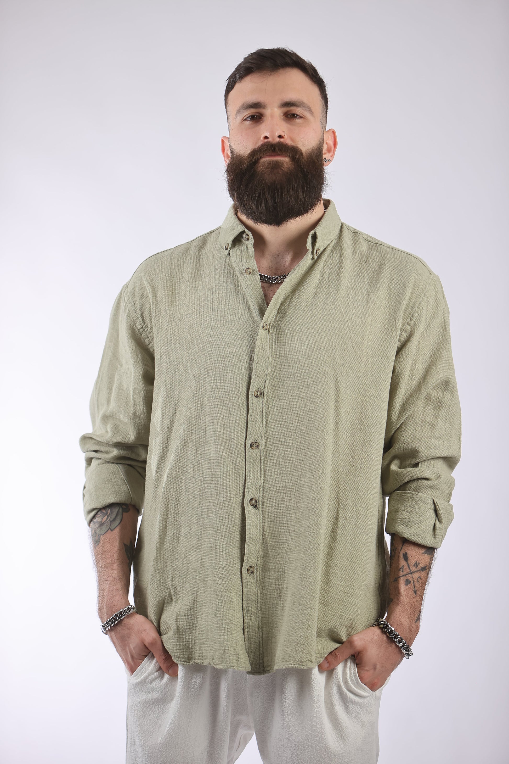 Guesto shirt in light olive, 100% cotton, stylish and breathable.