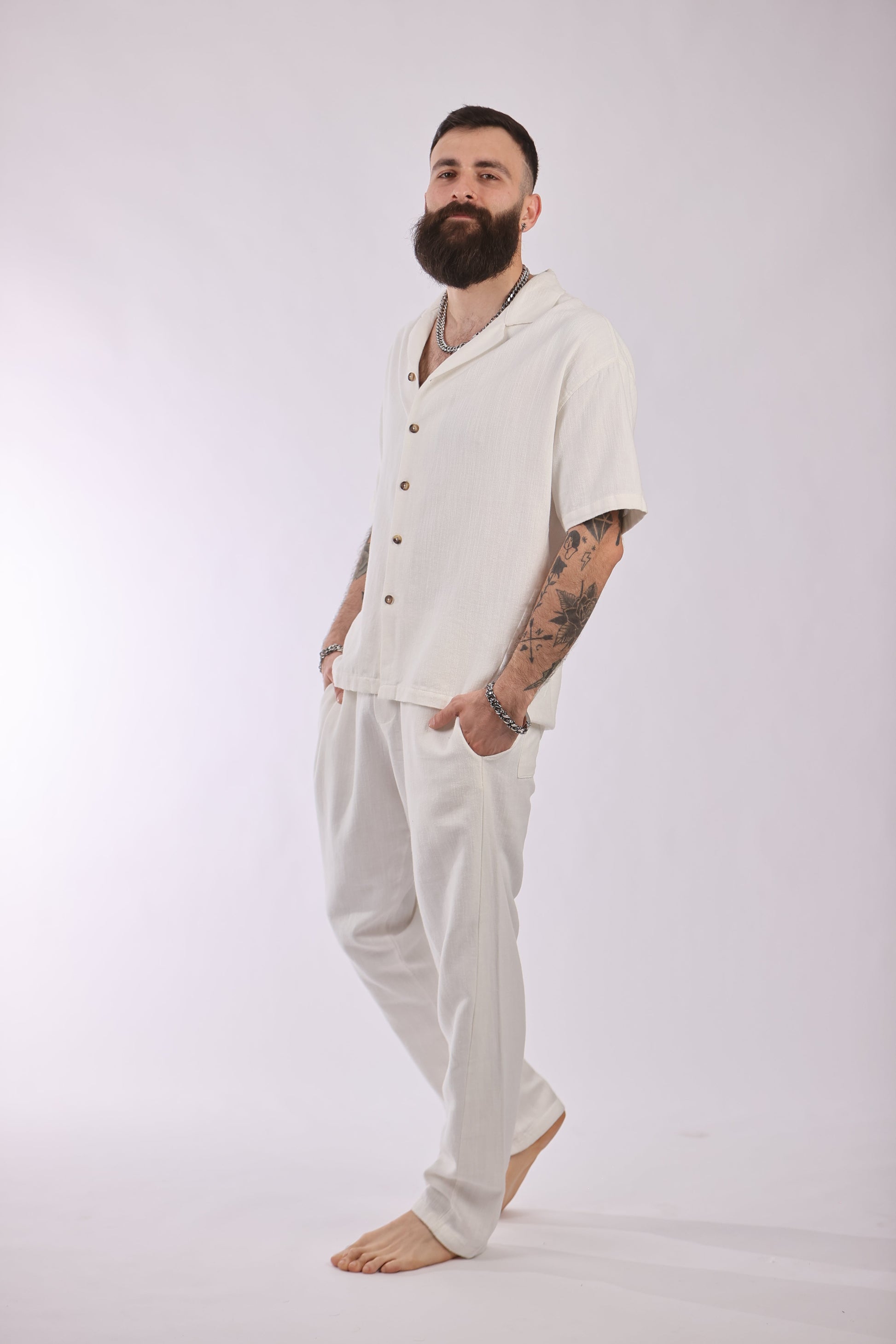 Marrakech pant in 100% cotton worn by a man.